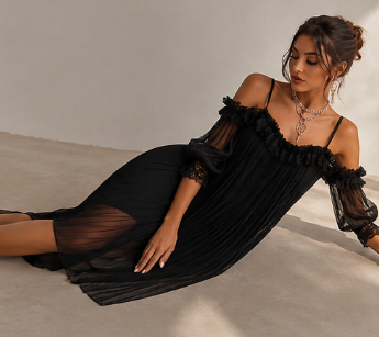 Vestido negro de muselina con hombros descubiertos y bordes de encaje